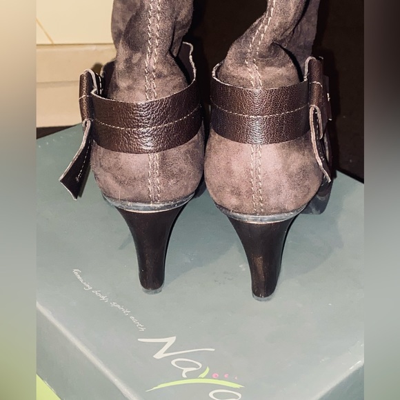 Naya Artemis Women's Tan Suede Peep Toe Heeled Ankle Booties Size 8.5 EUC - Picture 6 of 8